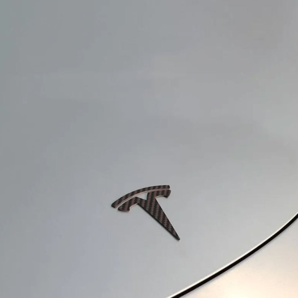 Tesla Model Y T Logosu Seti (Ön + Arka + Direksiyon) – 3D Karbon & Parlak Siyah Amblem Parlak Karbon