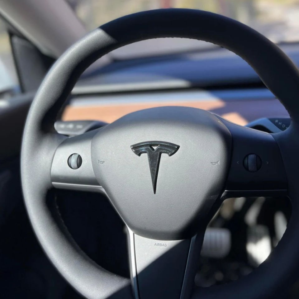 Tesla Model Y T Logosu Seti (Ön + Arka + Direksiyon) – 3D Karbon & Parlak Siyah Amblem Parlak Karbon
