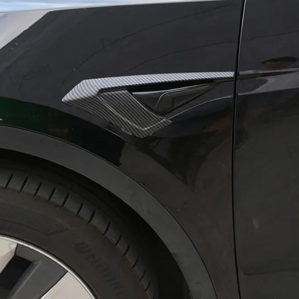 Tesla Model Y & Model 3 Ön Çamurluk Yan Kamera Kapağı – Büyük Tip, Mat Karbon & Parlak Siyah