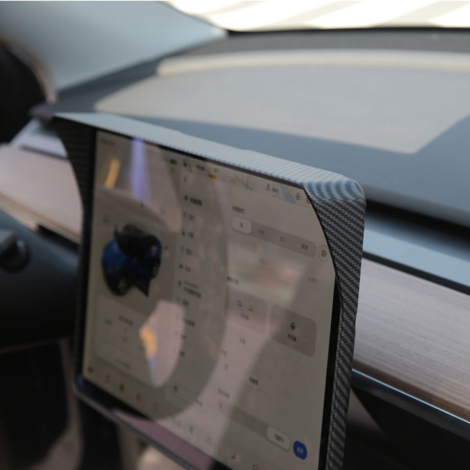 Tesla Model Y 2019-2025 // Model 3 Ana Gösterge Ekran Çerçevesi – Mat Karbon