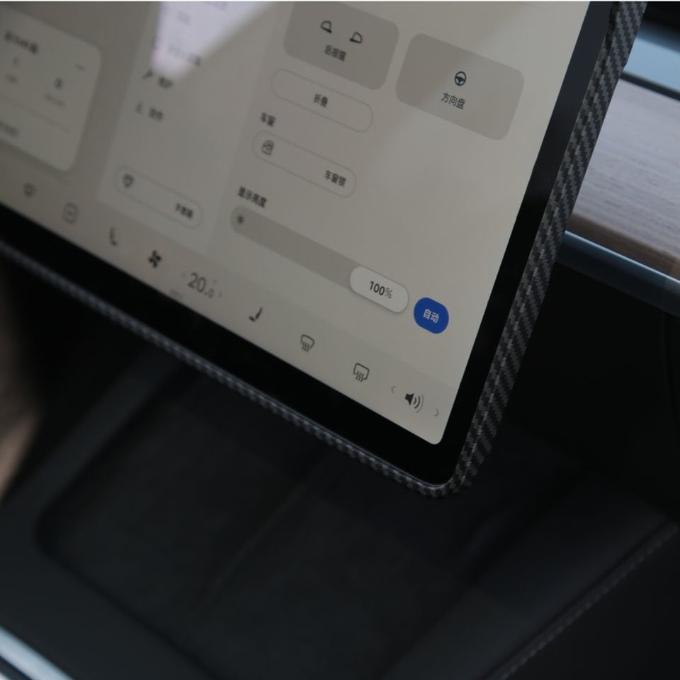 Tesla Model Y 2019-2025 // Model 3 Ana Gösterge Ekran Çerçevesi – Mat Karbon