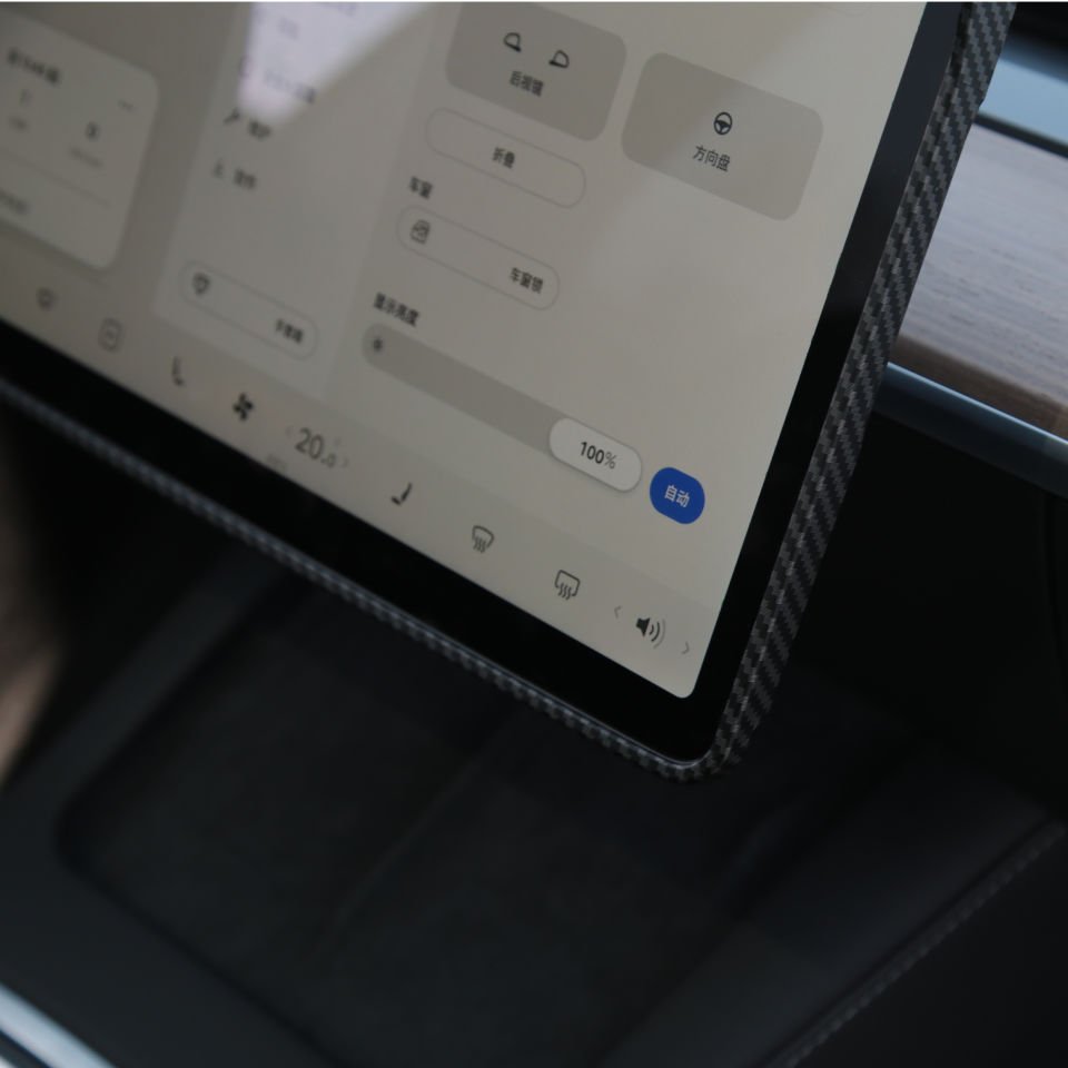 Tesla Model Y 2019-2025 // Model 3 Ana Gösterge Ekran Çerçevesi – Mat Karbon