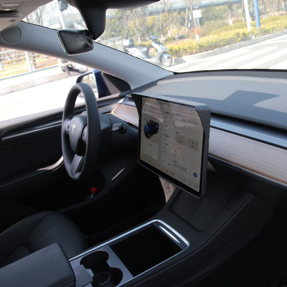 Tesla Model Y 2019-2025 // Model 3 Ana Gösterge Ekran Çerçevesi – Mat Karbon