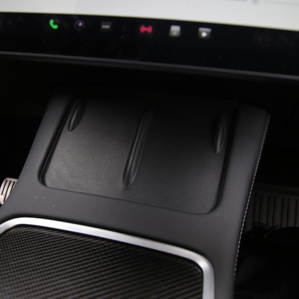 Tesla Model Y - 3 Kablosuz Şarj Pedi