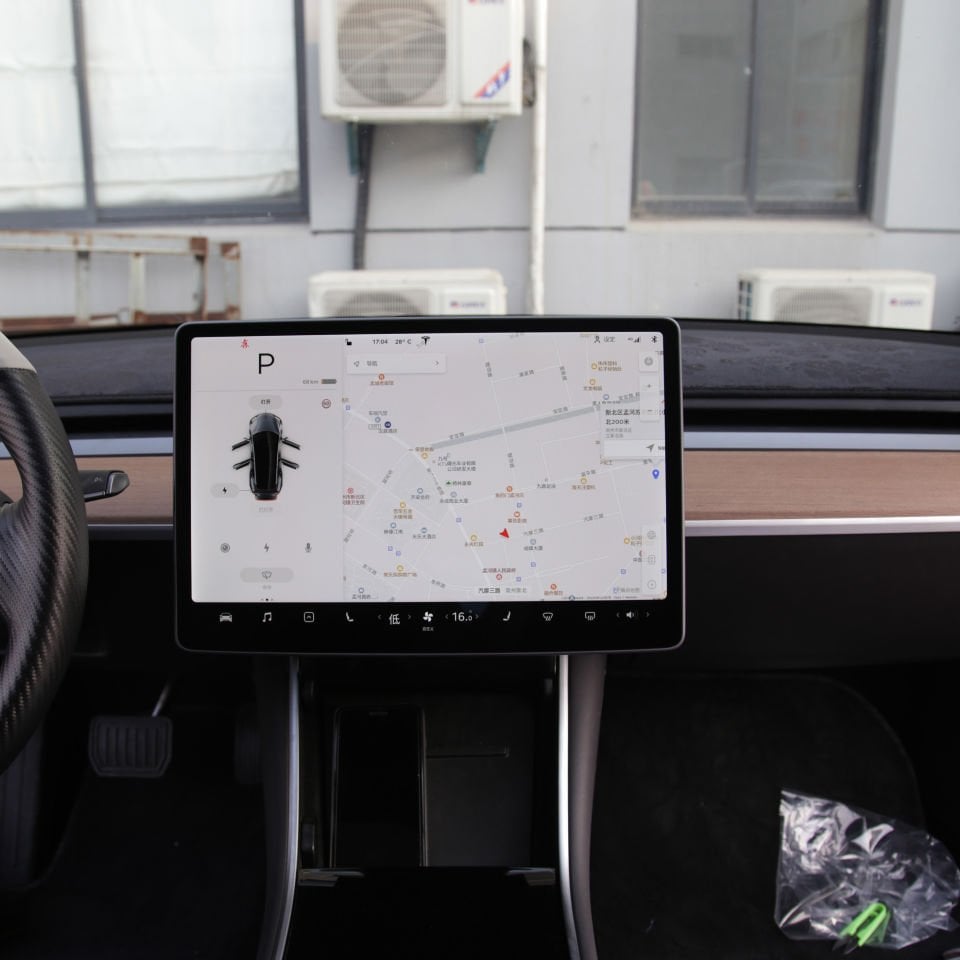 Tesla Model Y & Model 3 Ana Gösterge Ekran Koruyucu – Parlak Temperli Cam, Kenarsız Tasarım