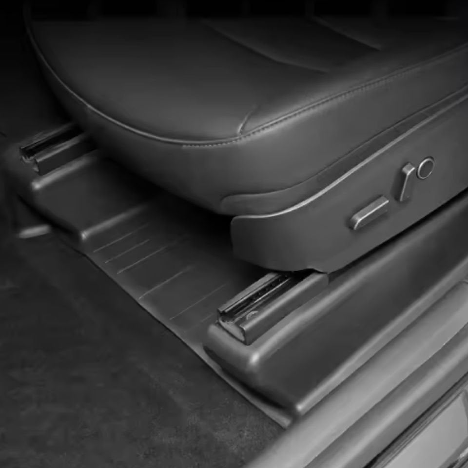 Tesla Model Y 2019-2025 Ön Koltuk Taban Köşe Kaplamaları