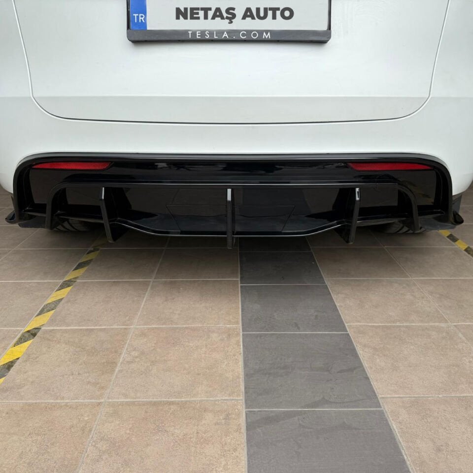 Tesla Model Y & 3 Stil 1 Arka Tampon Difüzör – Parlak Siyah, Sportif ABS Kaplama