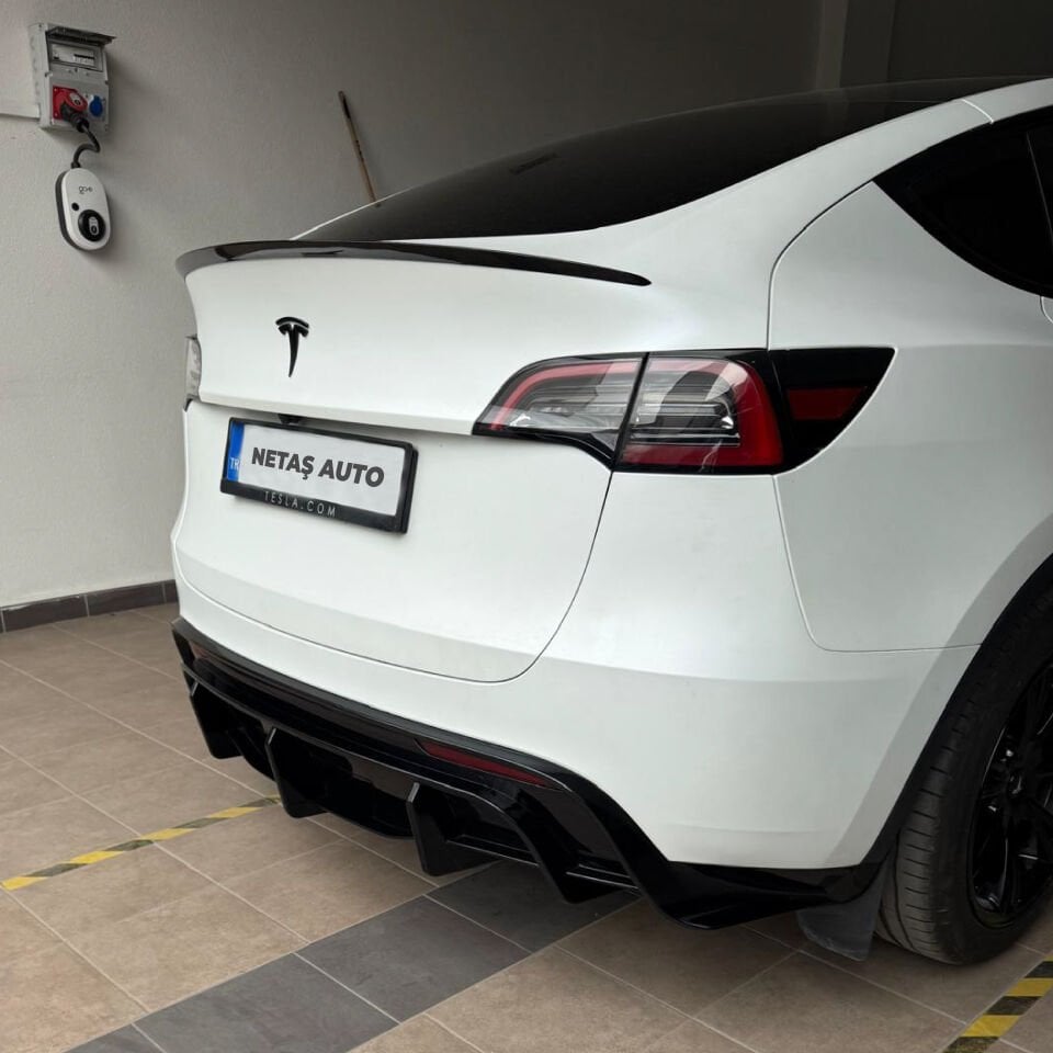 Tesla Model Y 2019 - 2025 Stil 1 Arka Tampon Difüzör Parlak Siyah