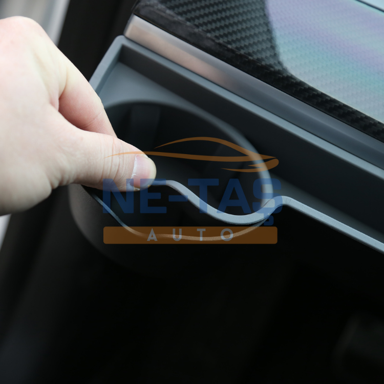 Tesla Model Y Gösterge Panel Bardaklık