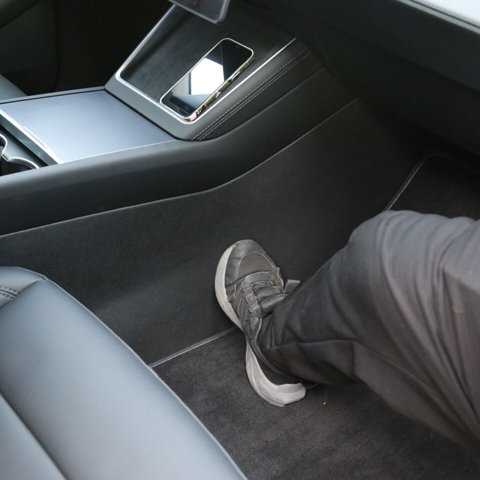 Tesla Model Y Juniper 2025 - İç Orta Kumanda Paneli Yan Dizlik , Tekmelik Takım