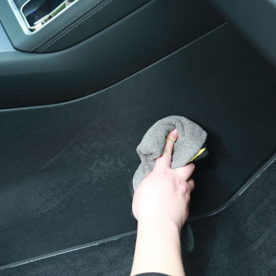 Tesla Model Y Juniper 2025 - İç Orta Kumanda Paneli Yan Dizlik , Tekmelik Takım