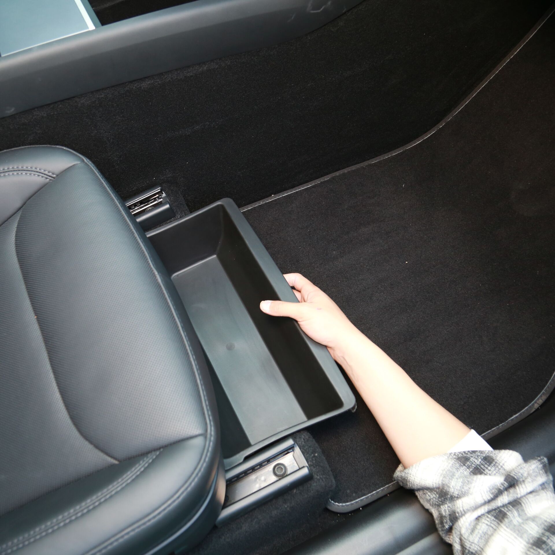 Tesla Model Y Juniper 2025 - Ön Koltuk Altı Saklama Organizer