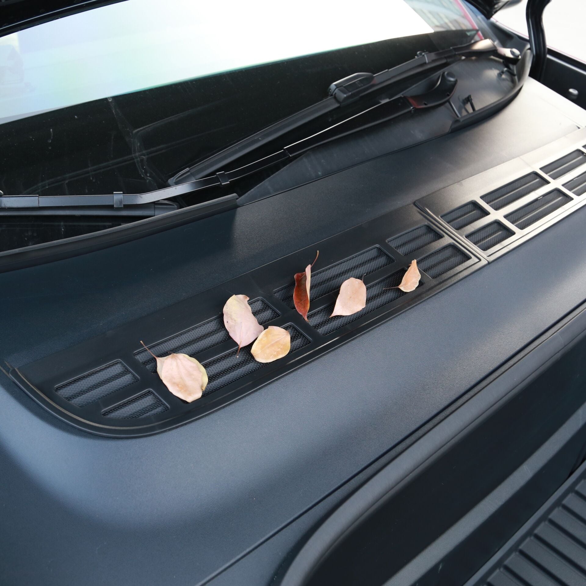 Tesla Model Y Juniper 2025 - Ön Kaput İçi Hava Izgarası V1