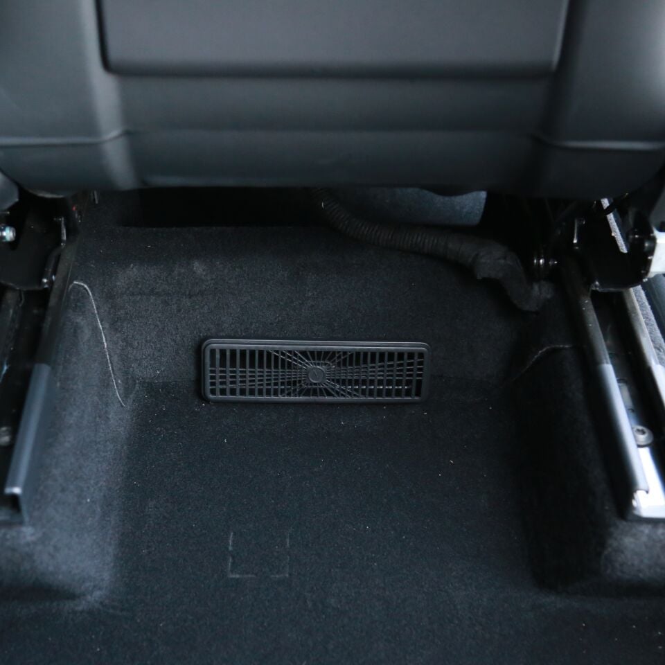 Tesla Model Y Juniper 2025 - Ön Koltuk Altı Havalandırma Izgarası