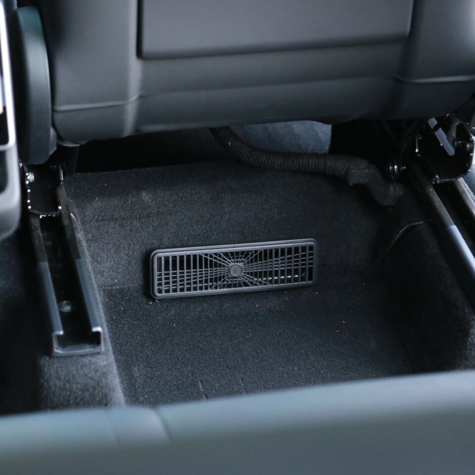 Tesla Model Y Juniper 2025 - Ön Koltuk Altı Havalandırma Izgarası