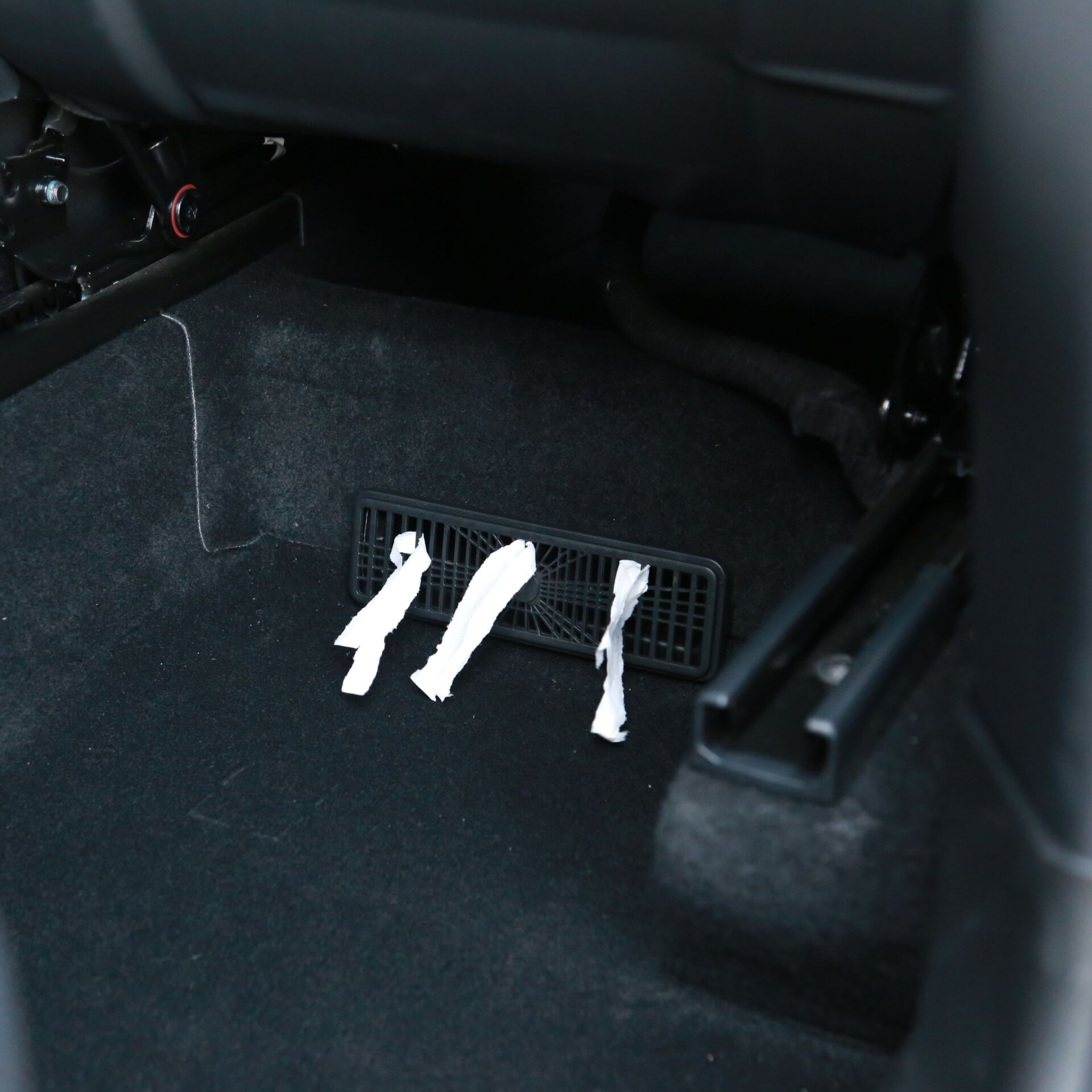 Tesla Model Y Juniper 2025 - Ön Koltuk Altı Havalandırma Izgarası