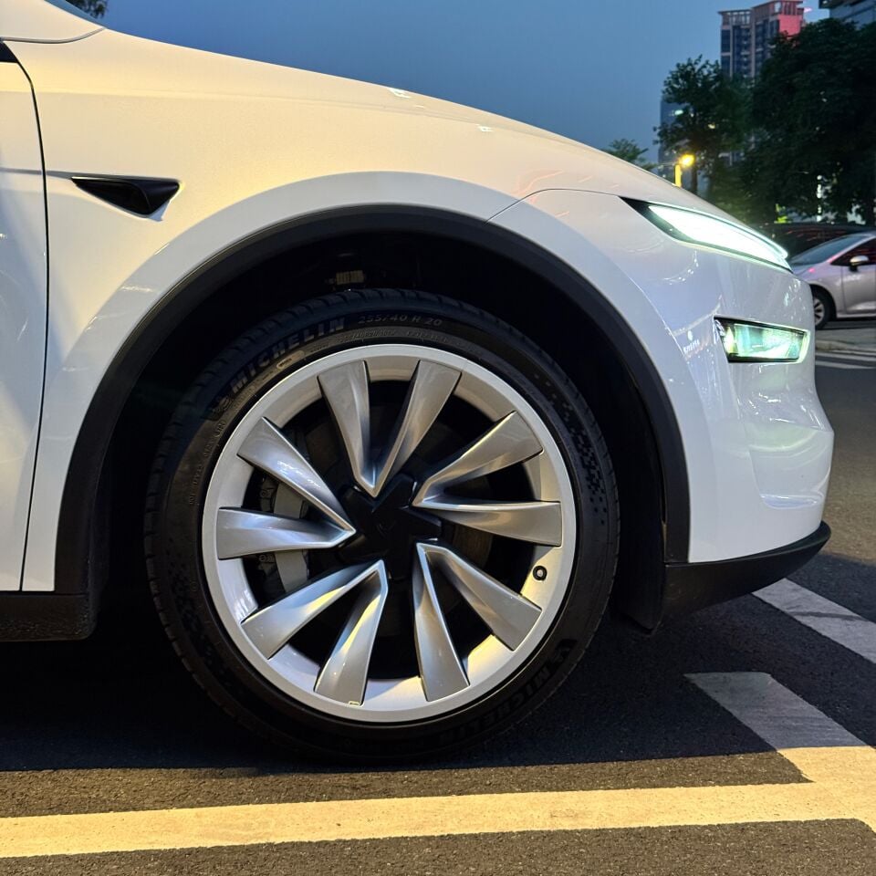 Tesla Model Y Juniper 2025 - 20 İnç Induction Jant Kenar Koruma ( Beyaz )