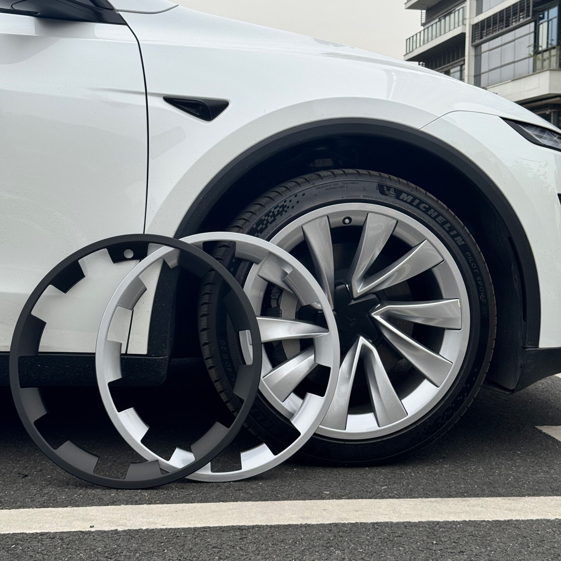 Tesla Model Y Juniper 2025 - 20 İnç Induction Jant Kenar Koruma ( Gri )