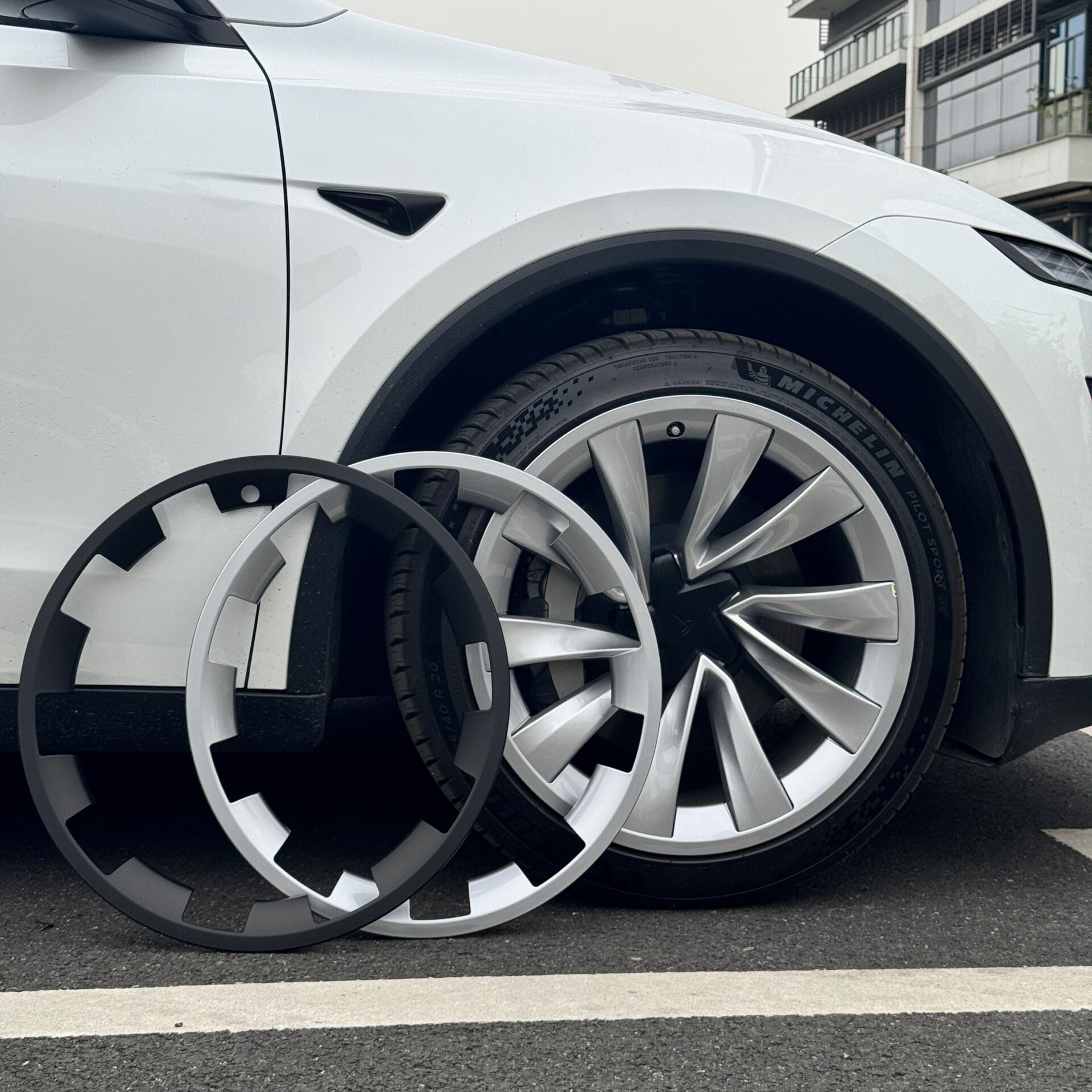 Tesla Model Y Juniper 2025 - 20 İnç Induction Jant Kenar Koruma ( Gri )