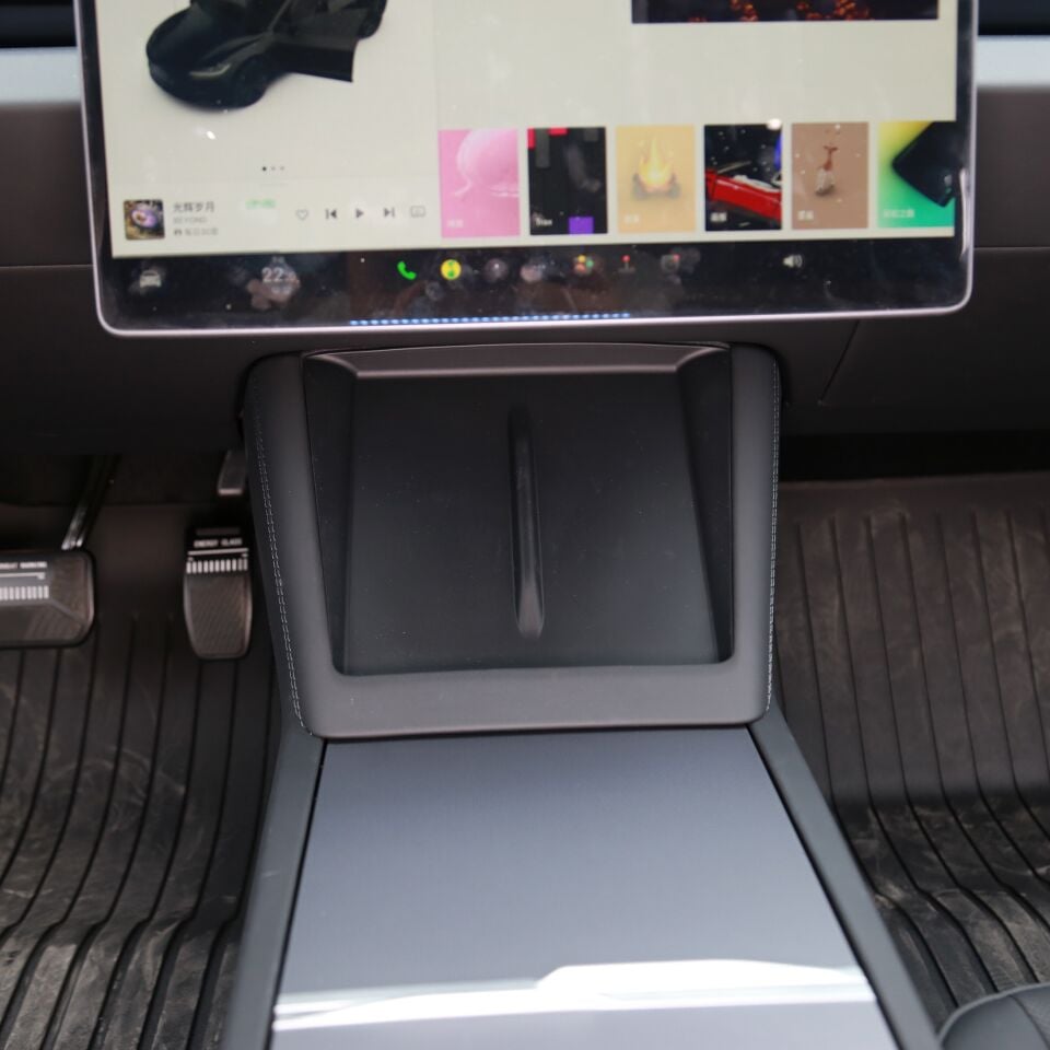 Tesla Model Y Juniper 2025 – Kablosuz Şarj Pedi