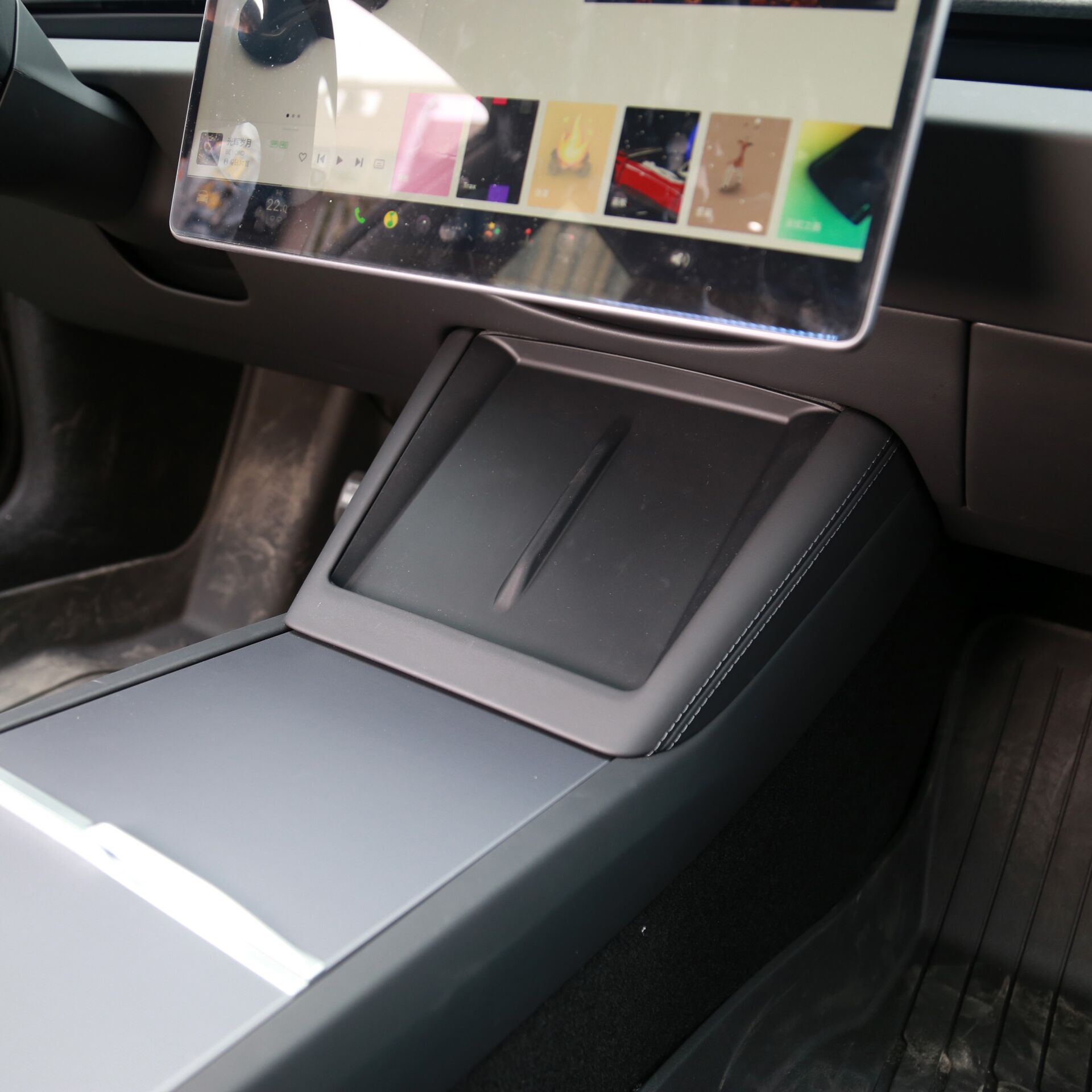 Tesla Model Y Juniper 2025 – Kablosuz Şarj Pedi