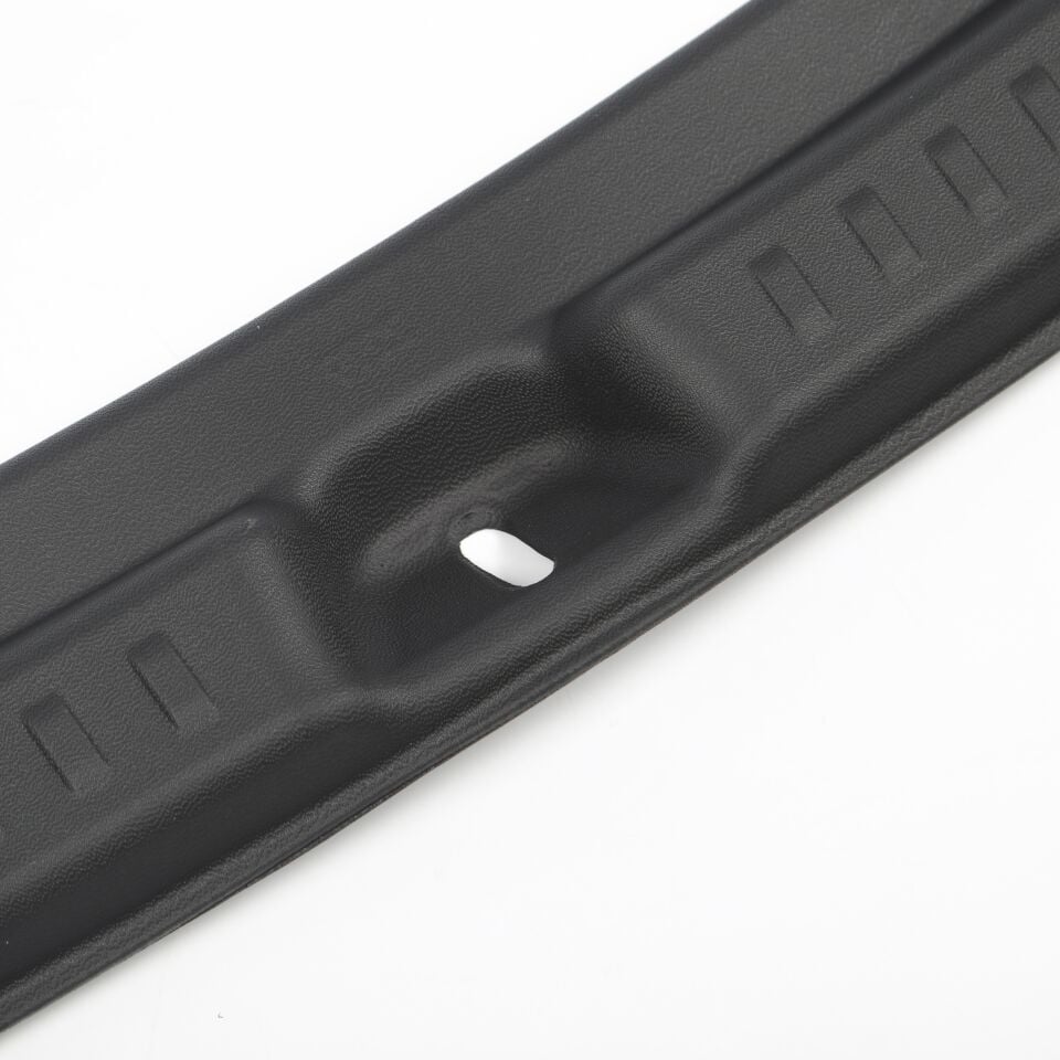 Tesla Model Y Juniper 2025 - Bagaj Kapısı Eşik Koruma Plastiği V1