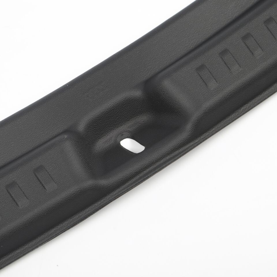 Tesla Model Y Juniper 2025 - Bagaj Kapısı Eşik Koruma Plastiği V1