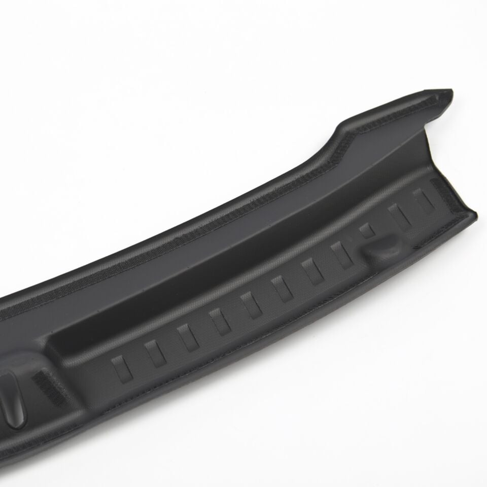 Tesla Model Y Juniper 2025 - Bagaj Kapısı Eşik Koruma Plastiği V1