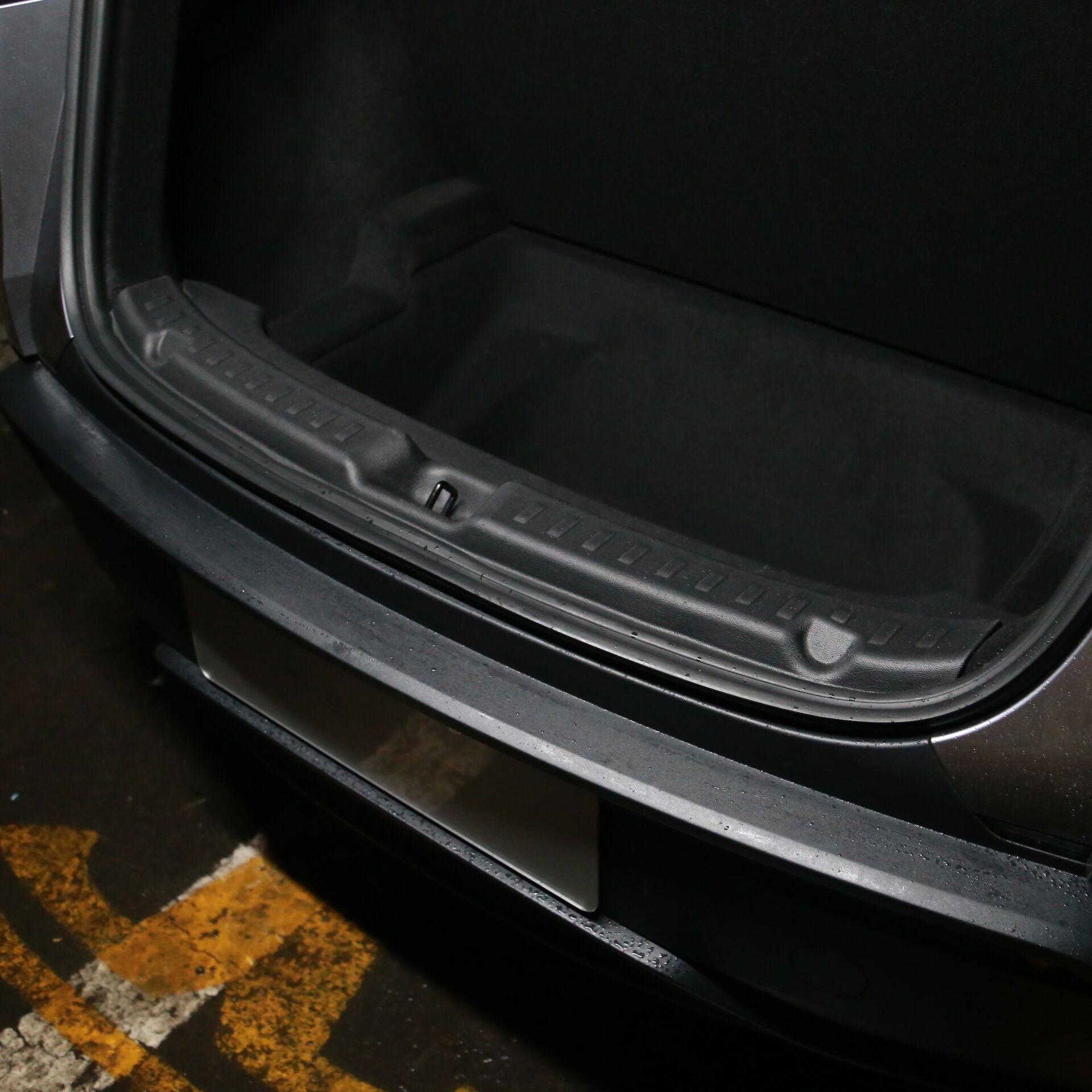 Tesla Model Y Juniper 2025 - Bagaj Kapısı Eşik Koruma Plastiği V1