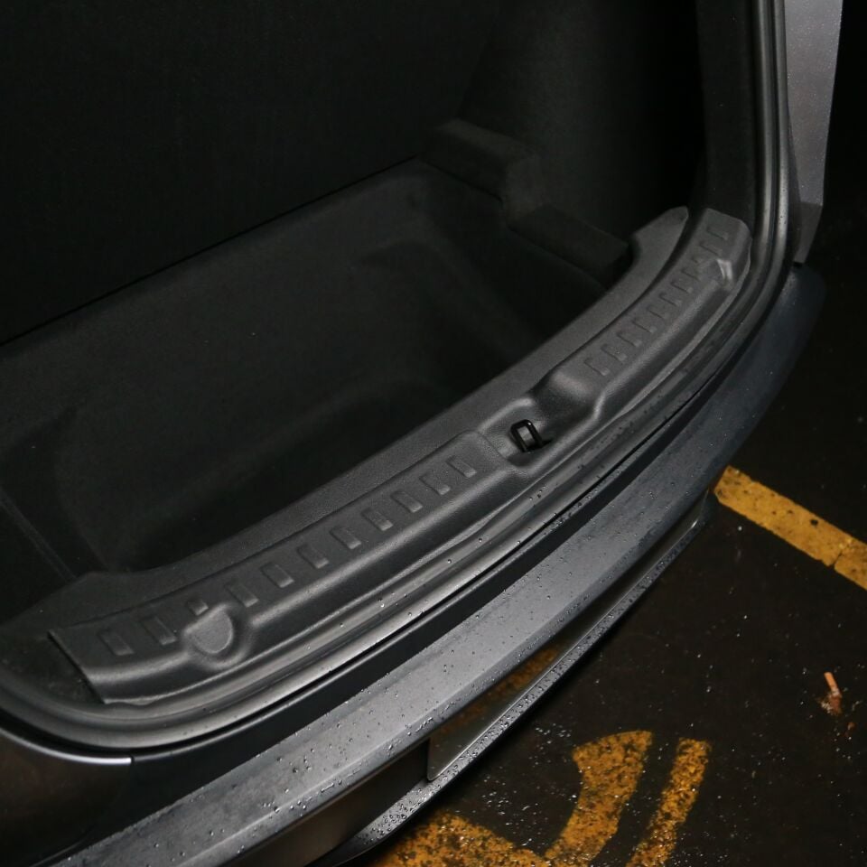 Tesla Model Y Juniper 2025 - Bagaj Kapısı Eşik Koruma Plastiği V1