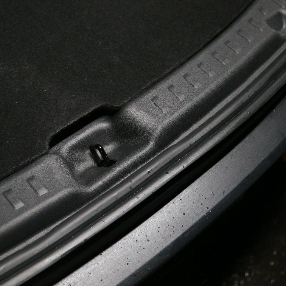 Tesla Model Y Juniper 2025 - Bagaj Kapısı Eşik Koruma Plastiği V1