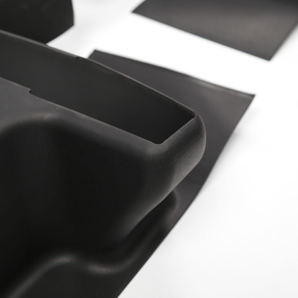 Tesla Model Y Juniper 2025 - Ön Koltuk Taban Köşe Kaplamaları