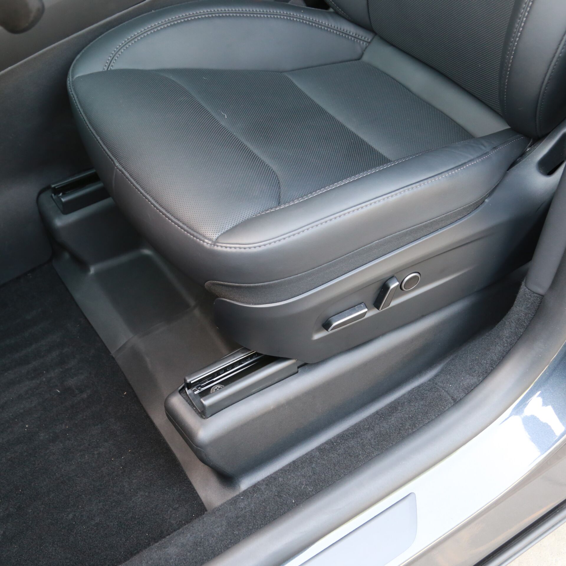 Tesla Model Y Juniper 2025 - Ön Koltuk Taban Köşe Kaplamaları