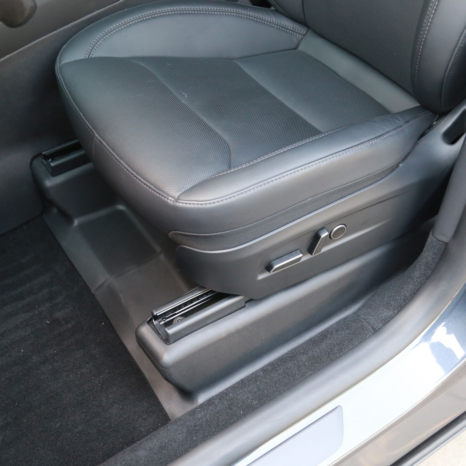 Tesla Model Y Juniper 2025 - Ön Koltuk Taban Köşe Kaplamaları