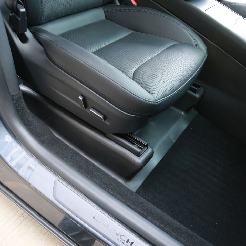 Tesla Model Y Juniper 2025 - Ön Koltuk Taban Köşe Kaplamaları