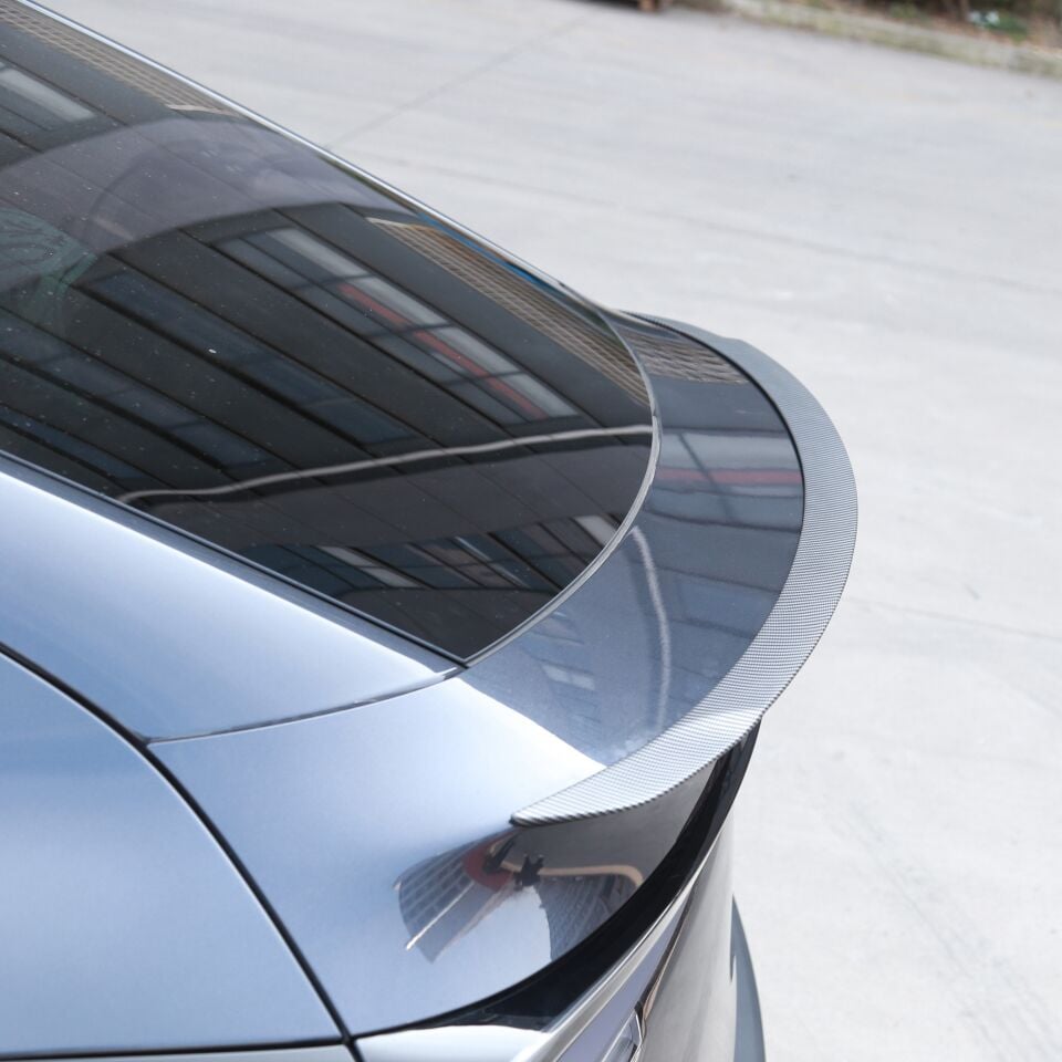 Tesla Model Y Juniper 2025 Arka Bagaj Spoiler V1 – Mat Karbon Görünüm