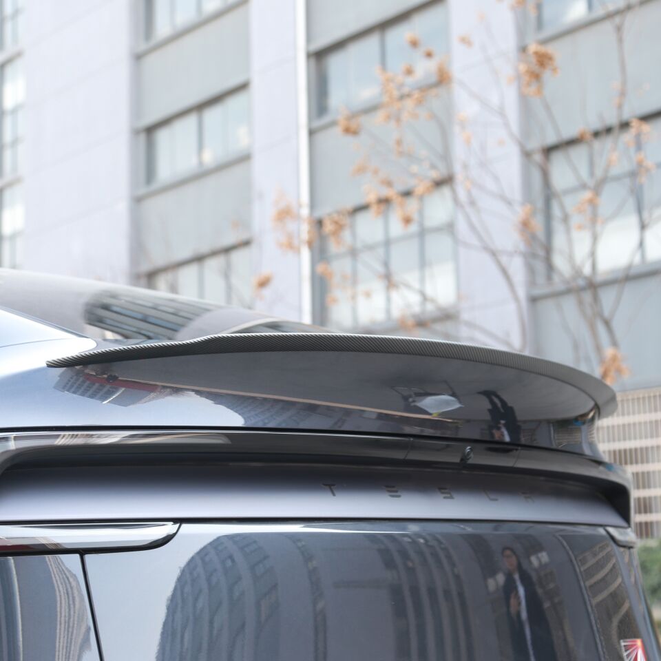 Tesla Model Y Juniper 2025 Arka Bagaj Spoiler V1 – Mat Karbon Görünüm