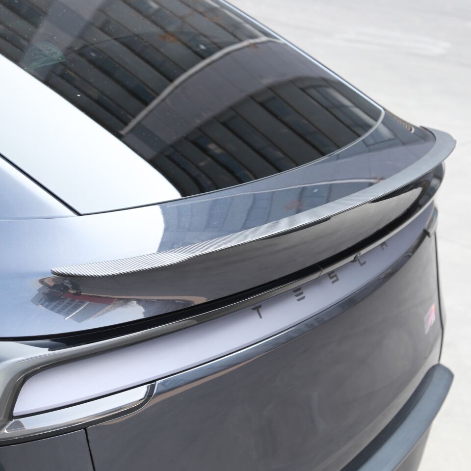 Tesla Model Y Juniper 2025 Arka Bagaj Spoiler V1 – Mat Karbon Görünüm