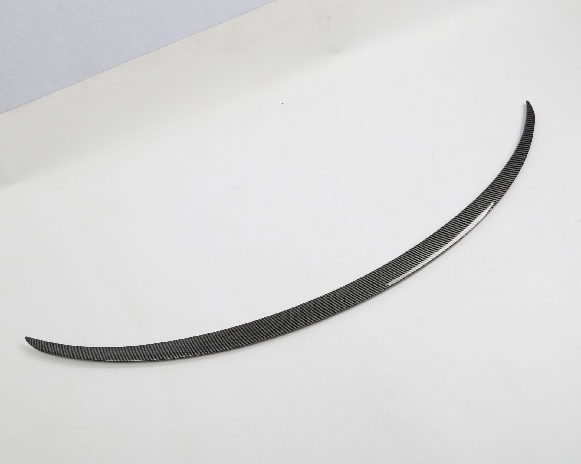 Tesla Model Y Juniper 2025 Arka Bagaj Spoiler V2 – Parlak Karbon Görünüm