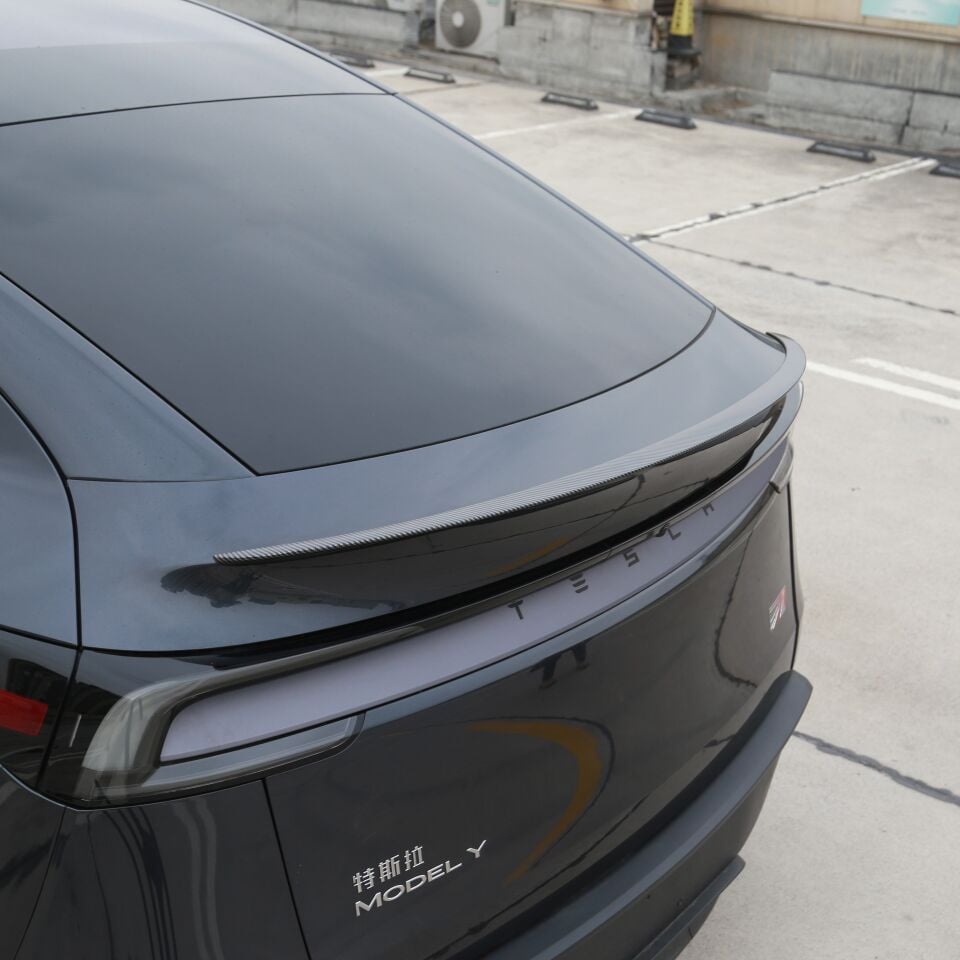 Tesla Model Y Juniper 2025 Arka Bagaj Spoiler V2 – Parlak Karbon Görünüm