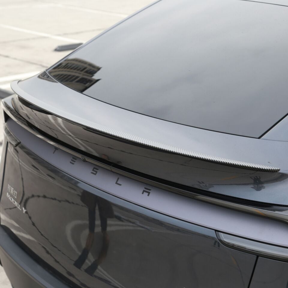 Tesla Model Y Juniper 2025 Arka Bagaj Spoiler V2 – Parlak Karbon Görünüm