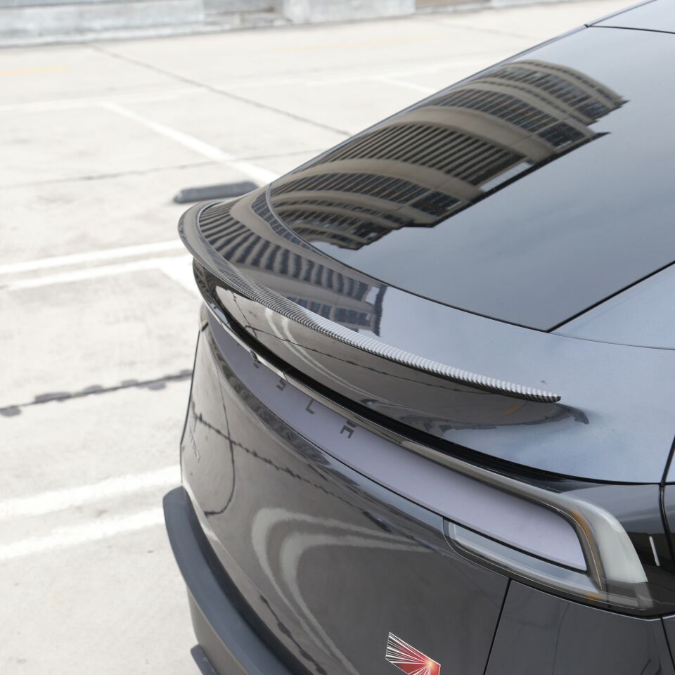 Tesla Model Y Juniper 2025 Arka Bagaj Spoiler V2 – Parlak Karbon Görünüm