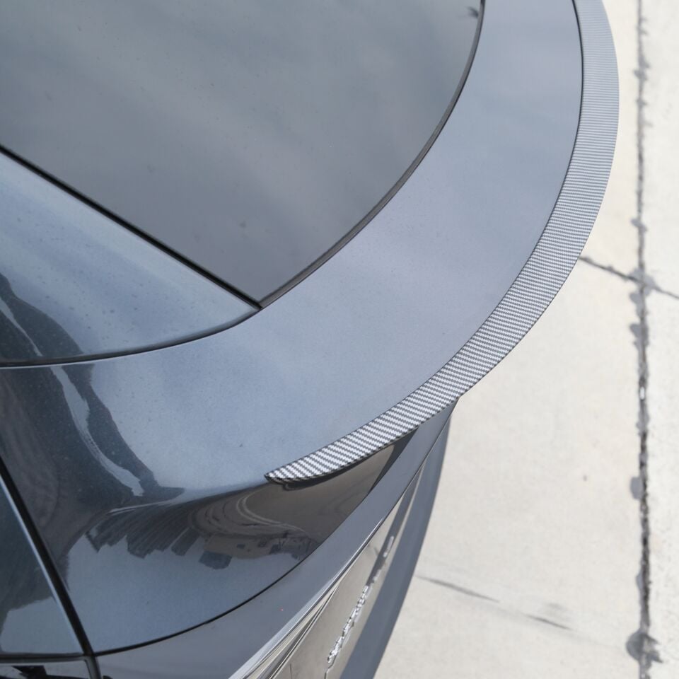 Tesla Model Y Juniper 2025 Arka Bagaj Spoiler V2 – Mat Karbon Görünüm