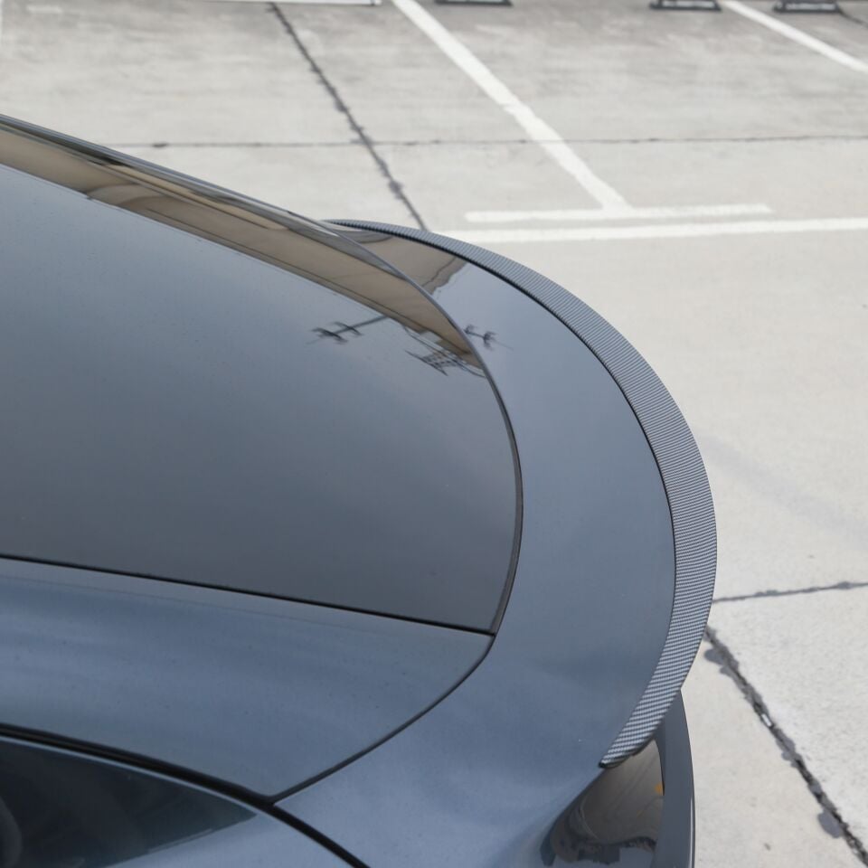 Tesla Model Y Juniper 2025 Arka Bagaj Spoiler V2 – Mat Karbon Görünüm