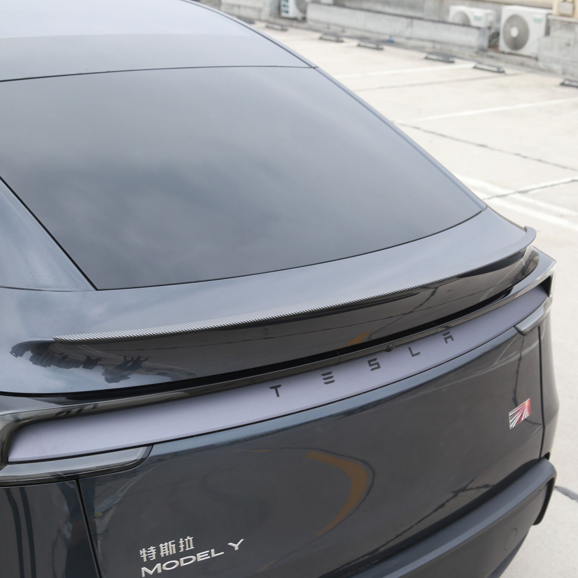 Tesla Model Y Juniper 2025 Arka Bagaj Spoiler V2 – Mat Karbon Görünüm