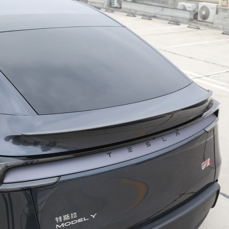 Tesla Model Y Juniper 2025 Arka Bagaj Spoiler V2 – Mat Karbon Görünüm