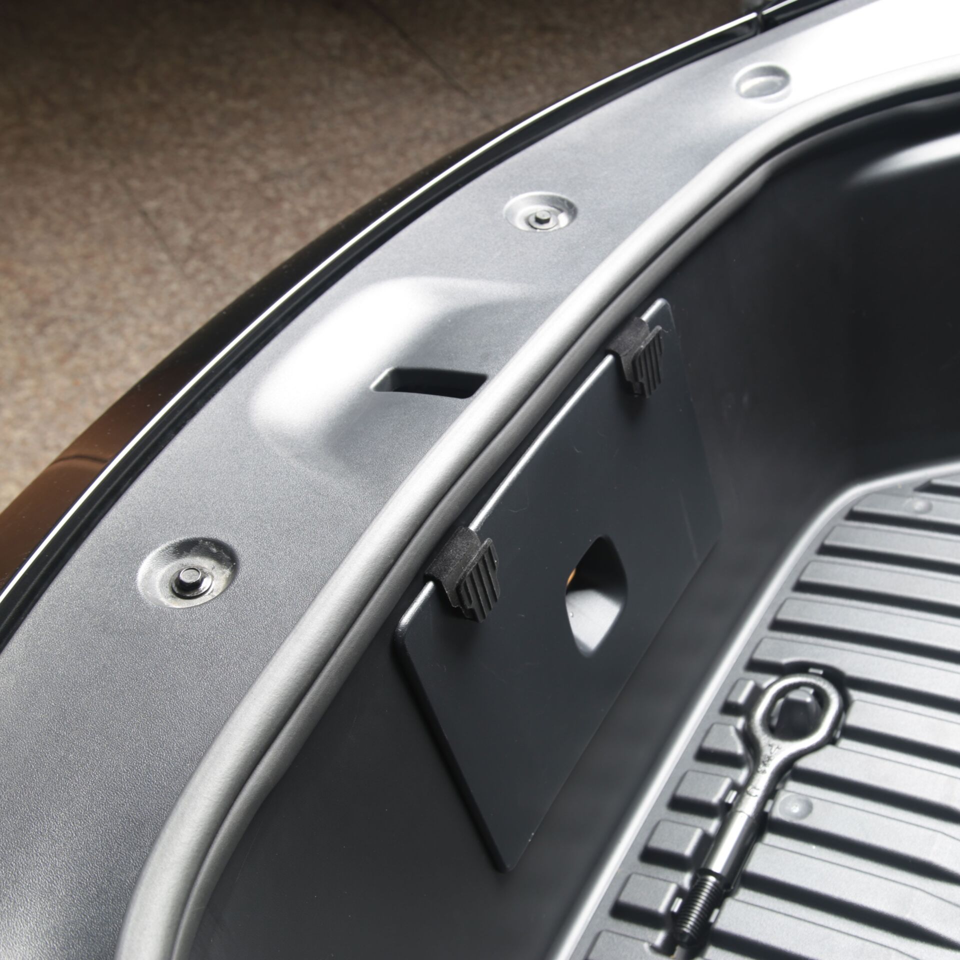 Tesla Model Y Juniper 2025 Ön Bagaj Askılık – Frunk İçin Eşya Askı Aparatı