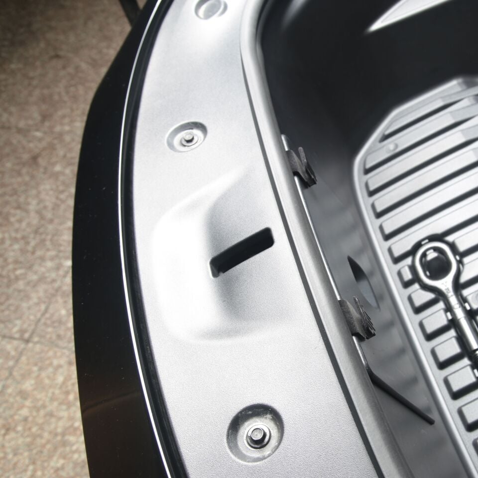 Tesla Model Y Juniper 2025 Ön Bagaj Askılık – Frunk İçin Eşya Askı Aparatı