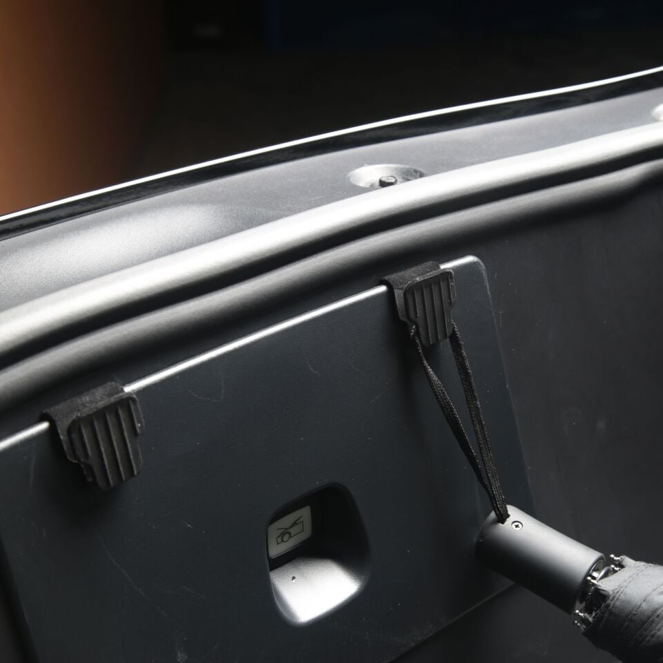 Tesla Model Y Juniper 2025 Ön Bagaj Askılık – Frunk İçin Eşya Askı Aparatı