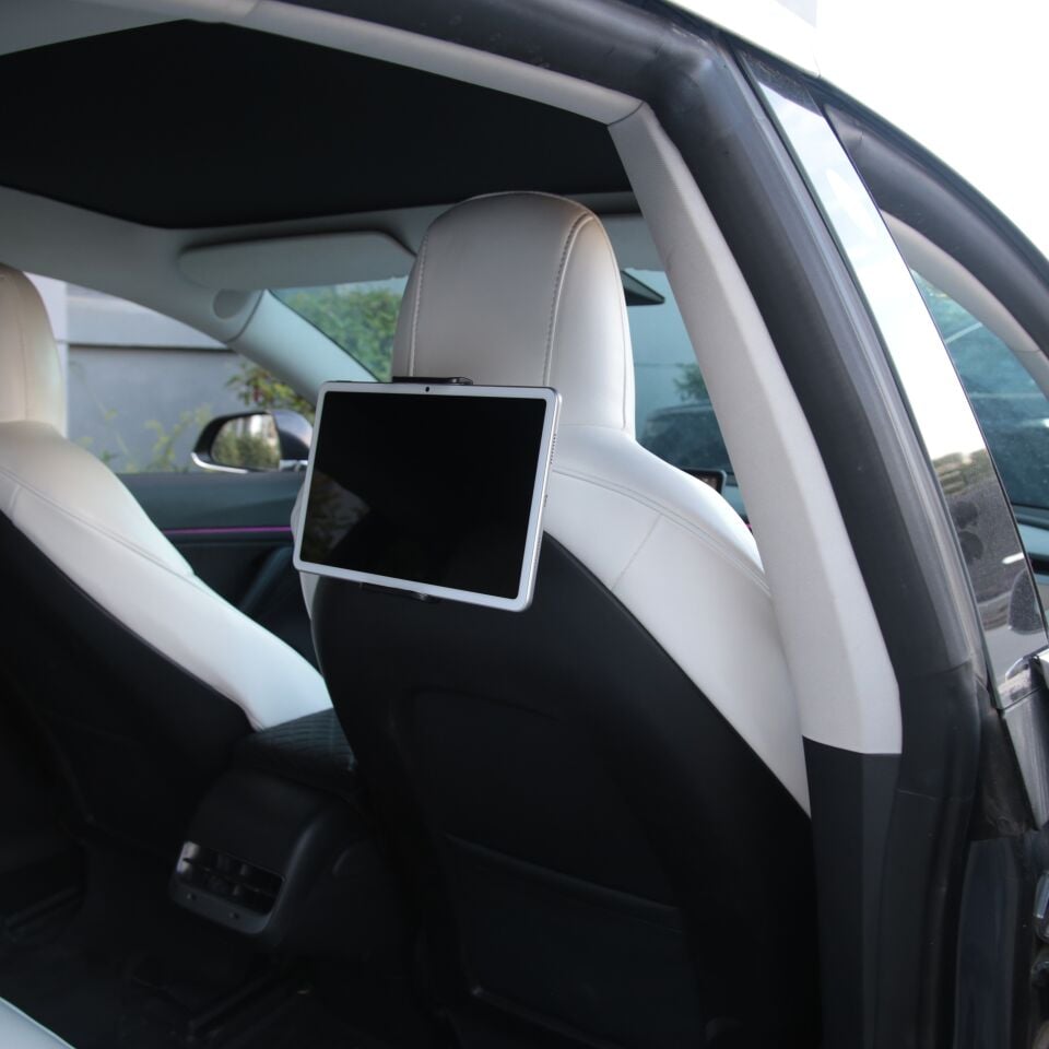 Tesla Model Y Juniper 2025 Arka Yolcu Telefon & Tablet Tutucu – Ayarlanabilir ve Sabit Tasarım